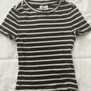 Cute shirt, that adjust to your body type. this is a size XS from H&M